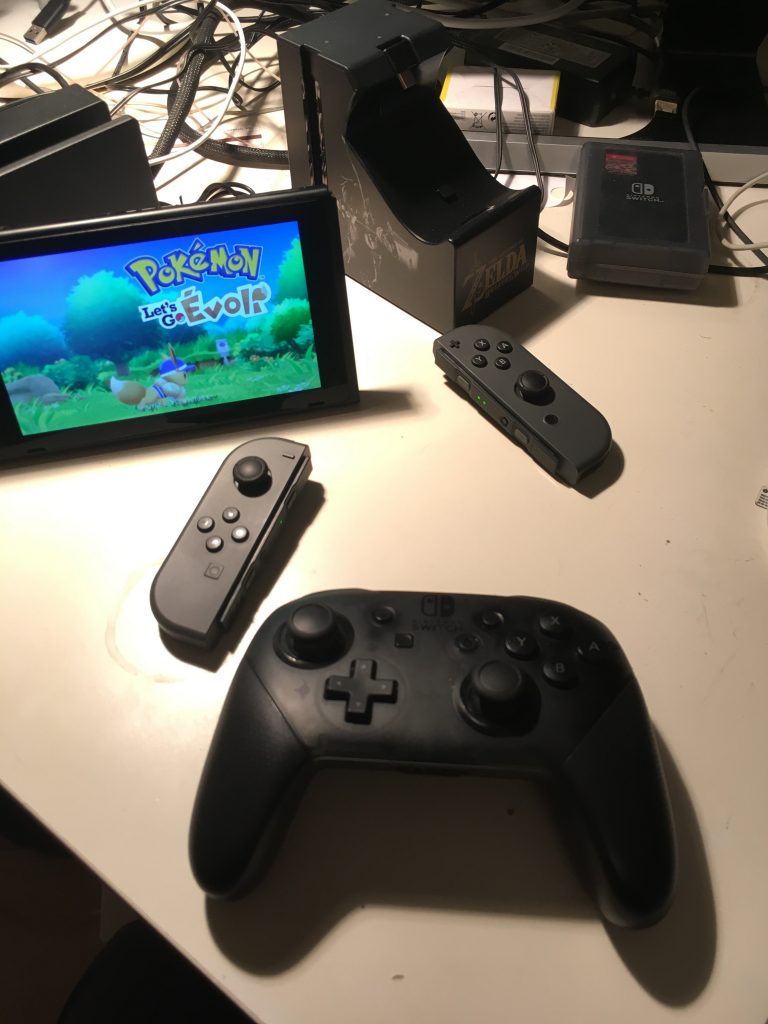 Nintendo Switch avec Pokémon Let's Go, Pro Controller et Joy-Con